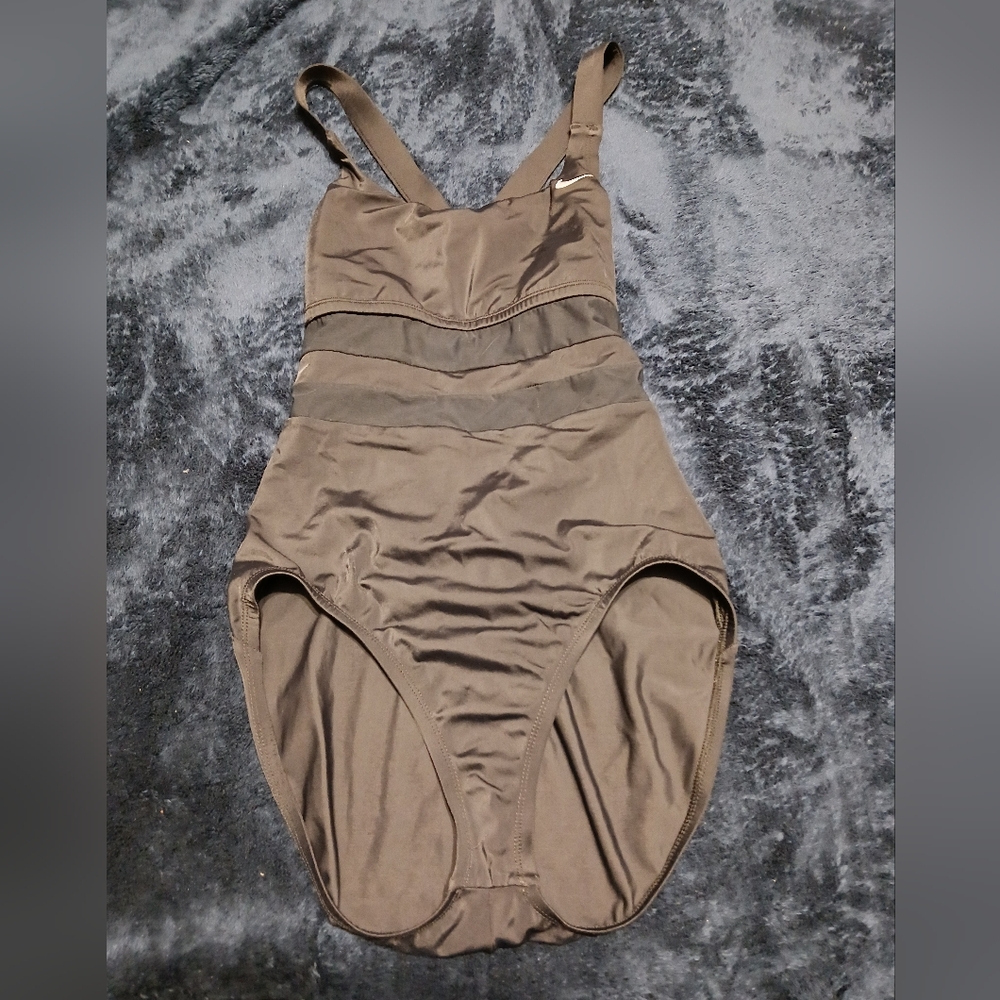 Women’s Nike onepiece (M)